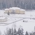 Aptiko įspūdingus aukštomis tvoromis aptvertus A. Lukašenkos rūmus