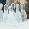Tokijo gyventojai kovoja su karščiu žaisdami ledinį boulingą