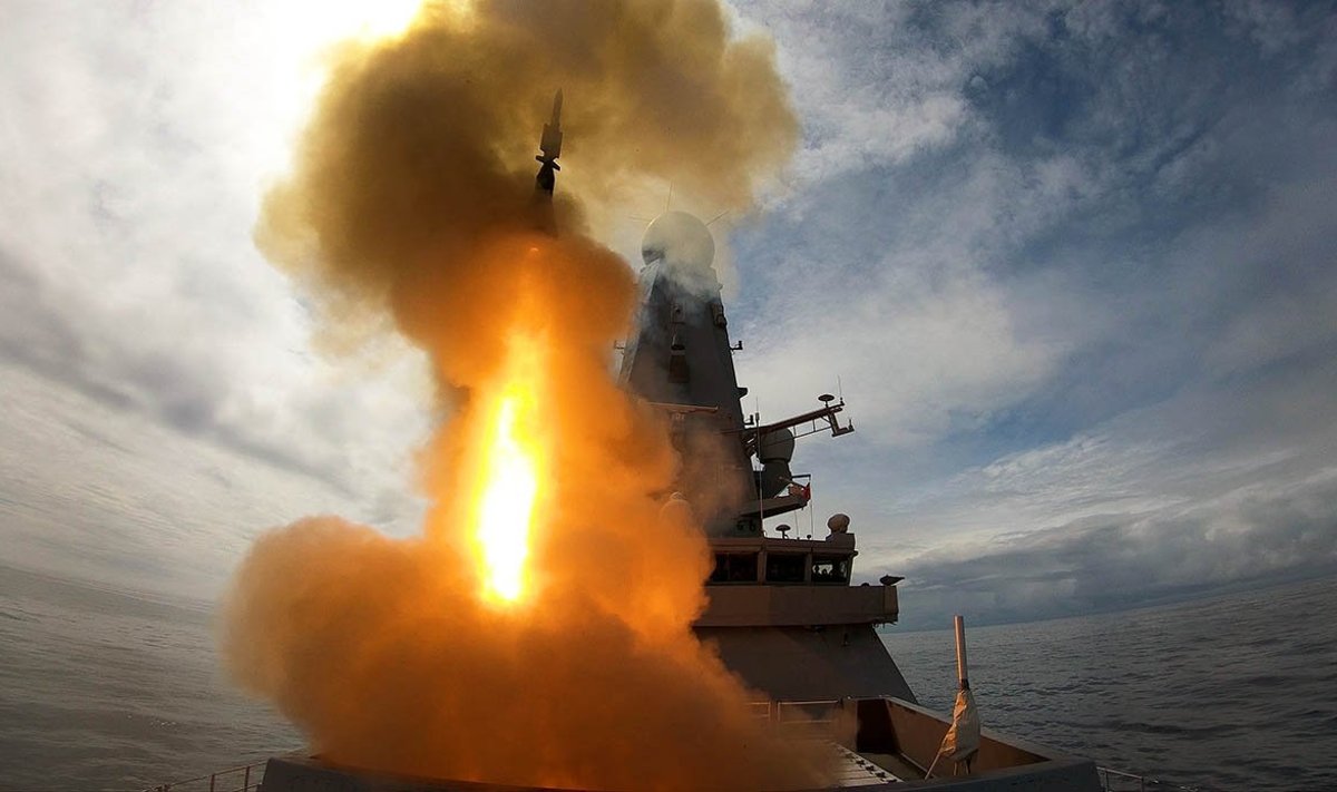 Priešlėktuvinė raketa kyla iš HMS Defender