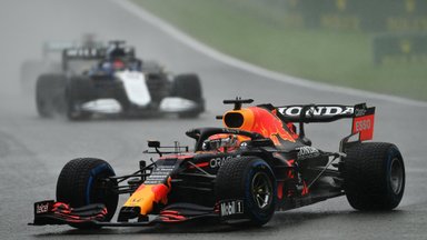 Dėl lietaus nutrauktose lenktynėse Belgijoje triumfavo pusę taškų už pergalę gavęs Verstappenas