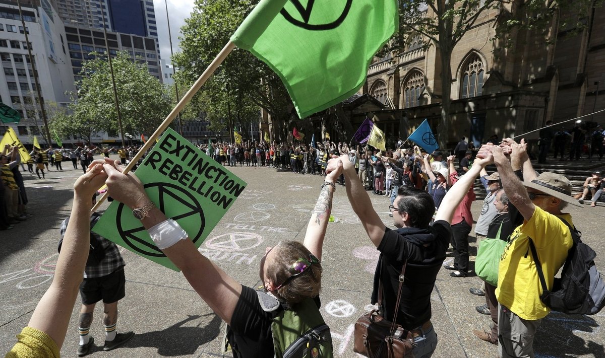 Klimato aktyvistai Australijos miestuose blokavo gatves ir rengė demonstracijas