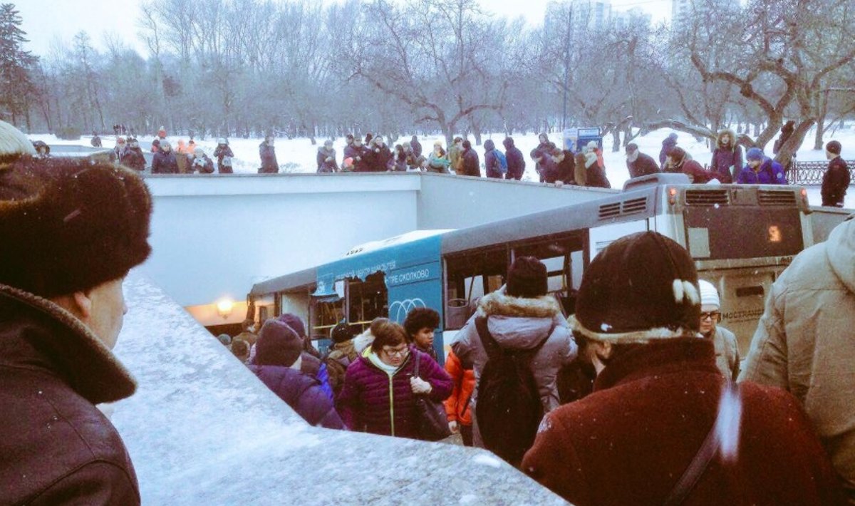 Maskvoje autobusas rėžėsi į požeminę perėją