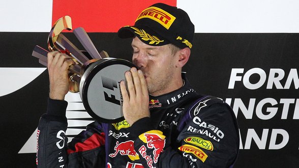 Saugos automobilio stadija nesutrukdė S. Vetteliui triumfuoti ir Singapūre