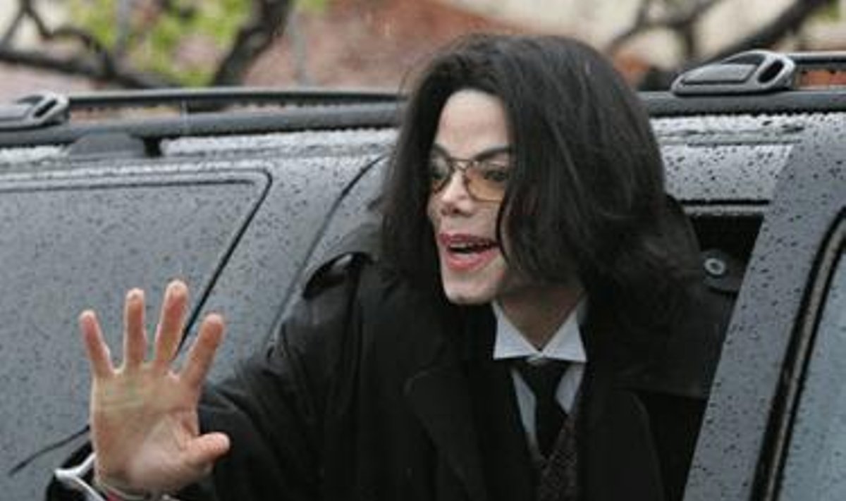 Michaelas Jacksonas 2005 metais išvažiuoja iš teismo salės