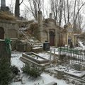 Istorinėse Šiaulių kapinėse ilsisi ir kunigai, ir ragana, o aplink vieną iš šių kapų moterys eina keliais