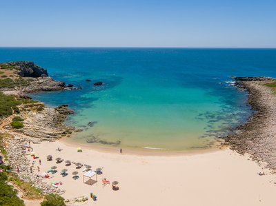 Pietinėje regiono dalyje renkasi paplūdimio malonumus mėgstantys keliautojai, „Algarve Tourism Bureau“ nuotr
