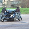 Vairuotojai pelnosi automobilius apgadindami tyčia