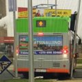Klaipėdoje naujai rekonstruotoje sankryžoje autobusas sulaužė šviesoforą ir kelio ženklus