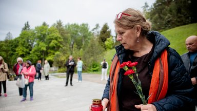Erika Švenčionienė švenčia Pergalės dieną, Antakalnio kapinėse skaitė eilėraštį rusų kalba