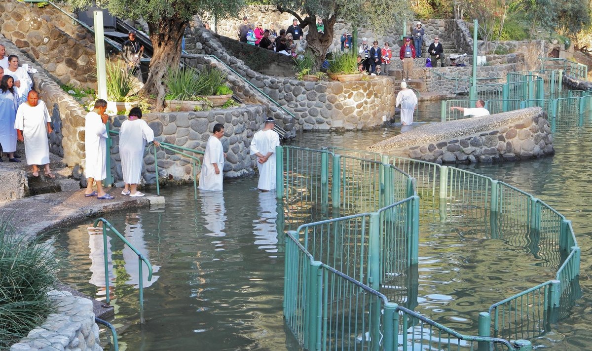 Piligrimų krikšto apeigos Jordano upėje