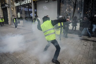 Paryžiuje per „geltonųjų liemenių“ protestus kilo susirėmimų su policija