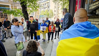 Į pasirodymą Vilniuje atvykusį Šenderovičių pasitiko protestuotojai: ar taip neįduodamas ginklas Putino propagandai?