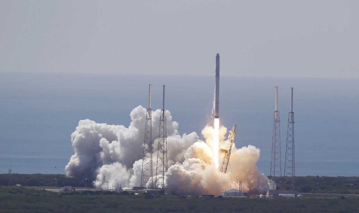 SpaceX raketa - asociatyvi nuotr.