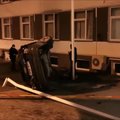Naktį Raseiniuose susidūrę automobiliai vos neįlėkė į policijos komisariatą: išlaužyti medžiai ir vėliavų stiebai