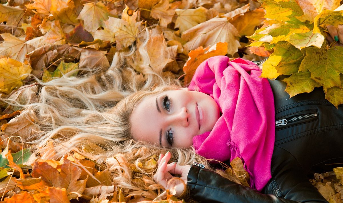 ruduo mergina lapai džiaugsmas laimė 