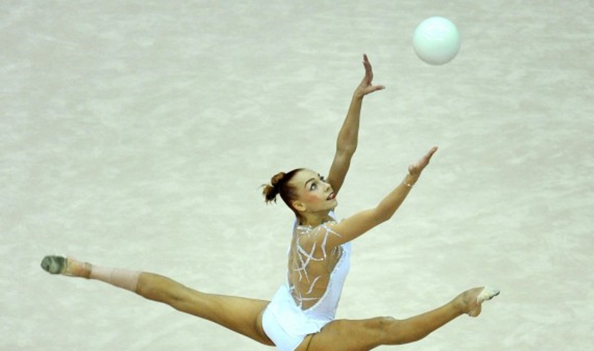 Ukrainos sportininkė Natalija Gobunko pasirodo su kamuoliu 30-ąjame pasauliniame ritminės gimnastikos čempionate (Maskva, Rusija)
