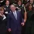 G. W. Busho šokis sprogdina internetą – M. Obama neturėjo, kur dėti akių