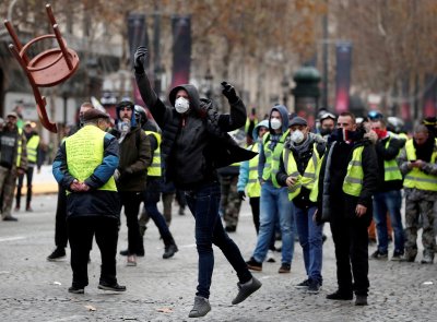 Paryžiuje per „geltonųjų liemenių“ protestus kilo susirėmimų su policija