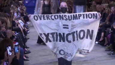 Klimato aktyvistė sutrikdė „Louis Vuitton“ kolekcijos pristatymą