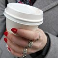 Didžiojoje Britanijoje svarstoma apmokestinti vienkartinius kavos puodelius