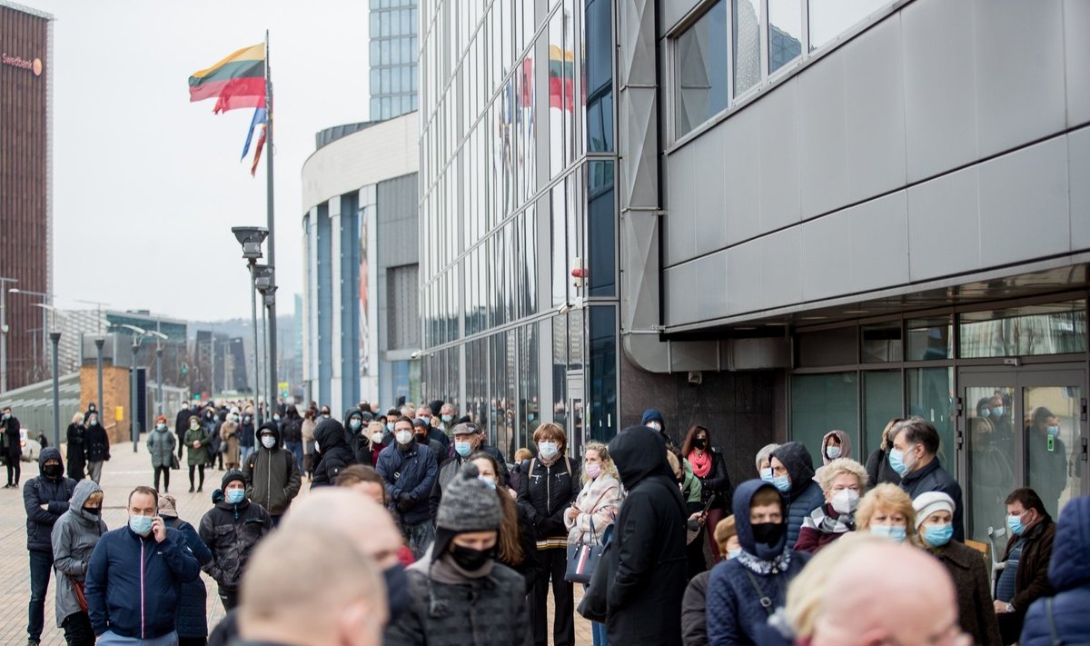 Žmonės būriuojasi prie vakcinavimo centro Vilniuje