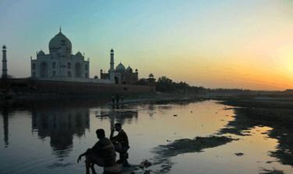 Kaimiečiai sėdi ant išsekusios Yamuno upės, visai šalia Taj-Mahalo rūmų, Indijos mieste Agroje  