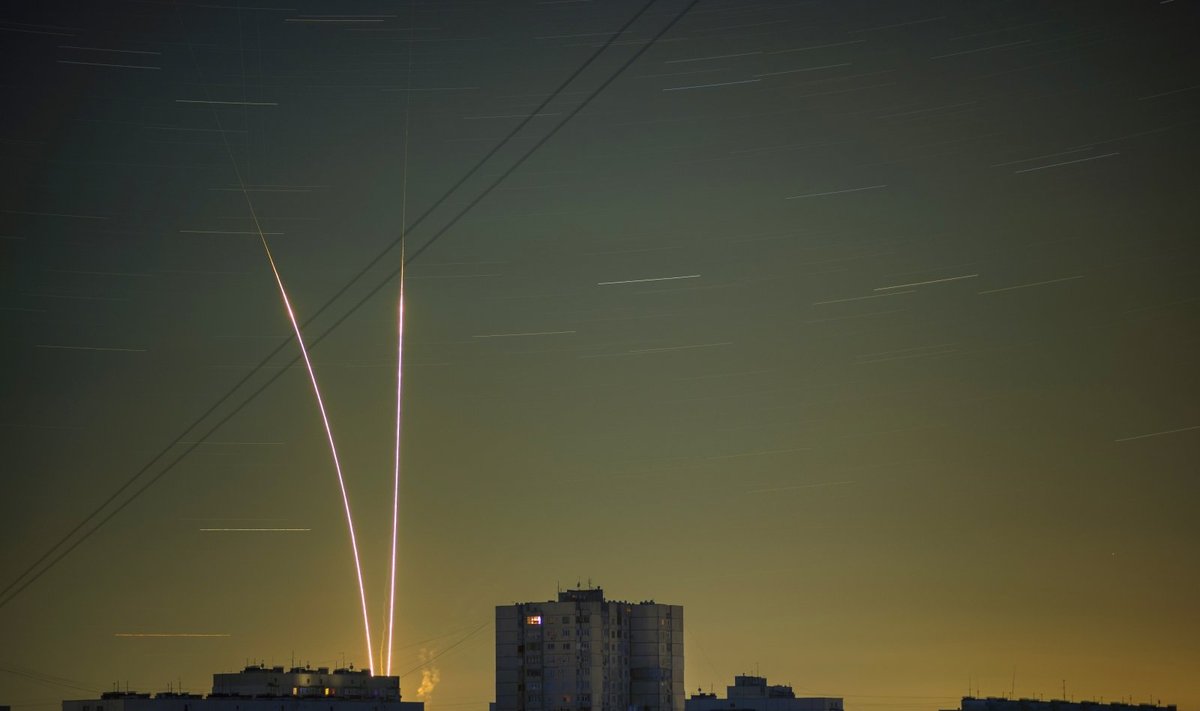 Iš Rusijos Belgorodo srities į Ukrainą paleistos raketos užfiksuotos Kharkive. 2022 m. rugsėjo. 1 d., Ukraina