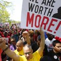 „McDonalds" darbuotojų protestai išplito į 190 miestų