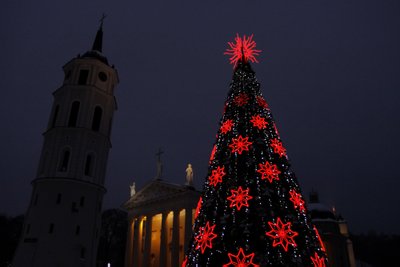 Vilnius, 2010 m. gruodžio 22 d. (ELTA). Kalėdų eglė sostinės Katedros aikštėje. Gedimino Savickio (ELTA) nuotr.