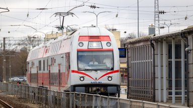 Vilniaus-Kauno maršruto keleiviai nepatenkinti: traukiniai sausakimši, nelieka vietos nė prisėsti