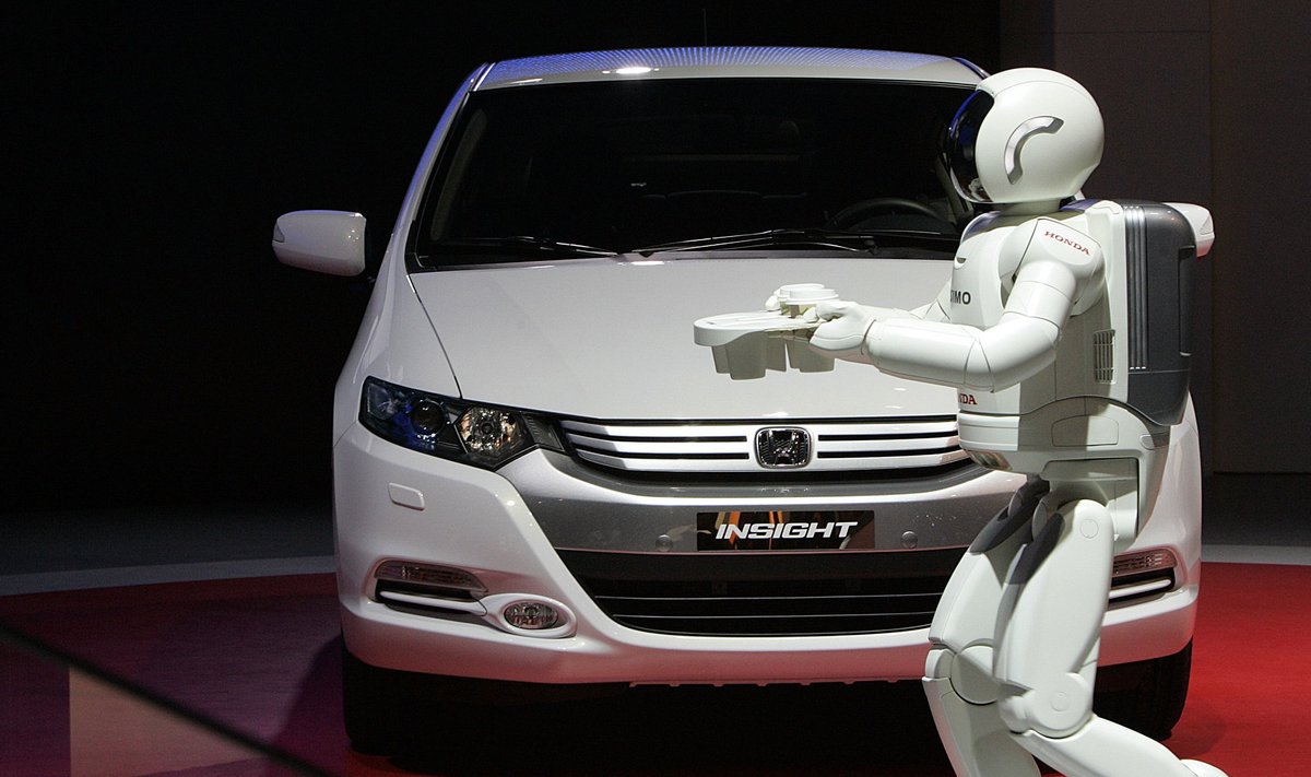 Ženevos automobilių parodoje „Honda“ stendą pristato robotas Asimo