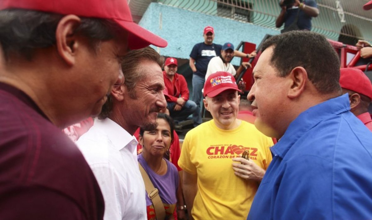 Seanas Pennas palaiko Hugo Chavezą