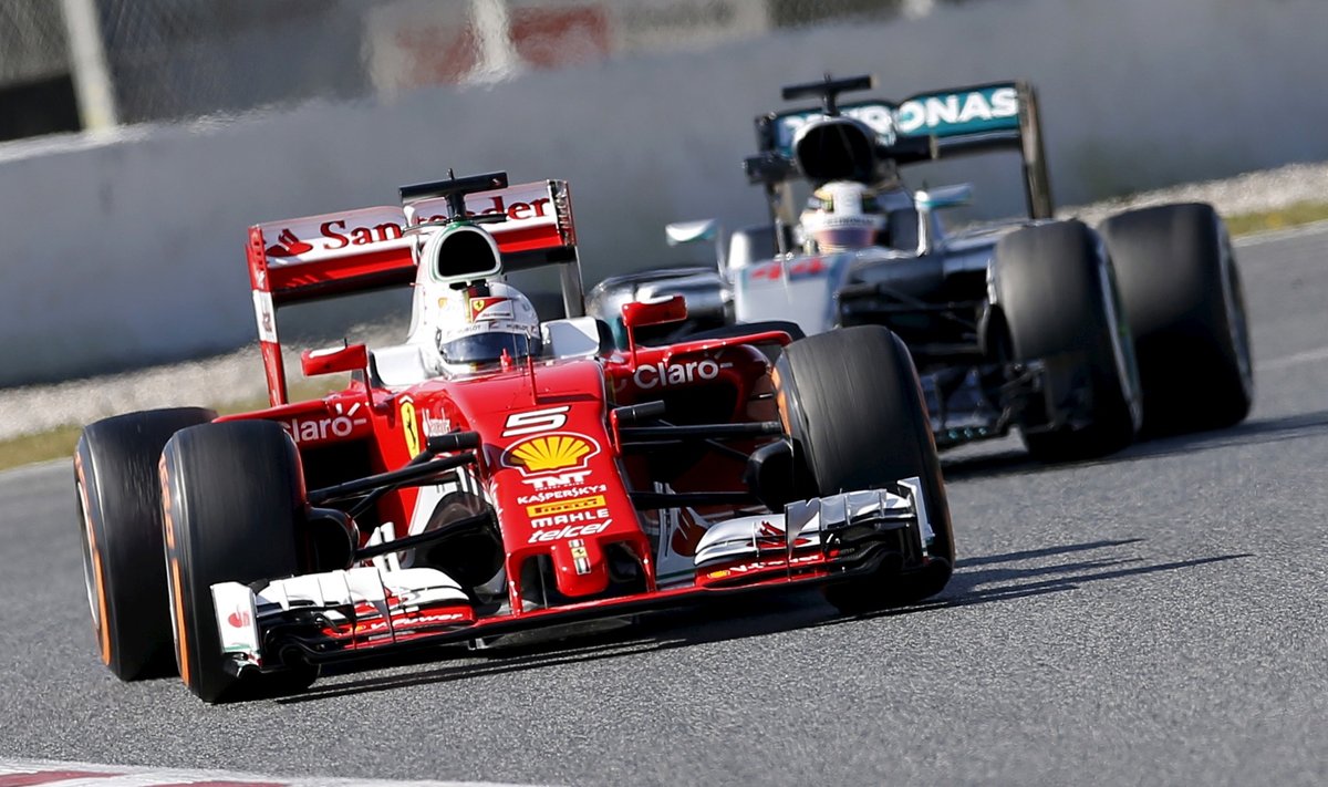 F1 "Ferrari" ir "Mercedes" automobiliai 