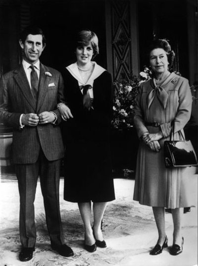 Princas Charlesas, Diana ir karalienė Elžbieta II tą dieną, kai monarchė pritarė jų santuokai.