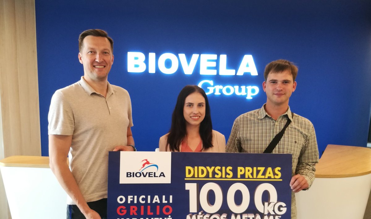 Žaidimo laimėtoja Irma su vyru Pauliumi. Kairėje „Biovelos“ rinkodaros direktorius Povilas Vinžanovas.