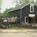 Karinis tankas nugriovė namą Minesotoje