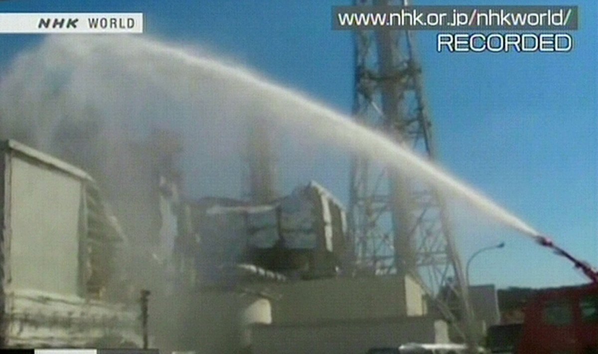 Pilamas vanduo ant Fukušimos atominės elektrinės