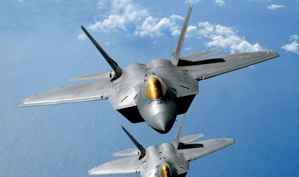 JAV naikintuvų Lockheed Martin/Boeing F-22 "Raptor" (liet. Paukštis plėšrūnas) rikiuotė skrydžio virš Ramiojo vandenyno metu, JAV KOP nuotr.