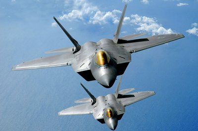 JAV naikintuvų Lockheed Martin/Boeing F-22 "Raptor" (liet. Paukštis plėšrūnas) rikiuotė skrydžio virš Ramiojo vandenyno metu, JAV KOP nuotr.