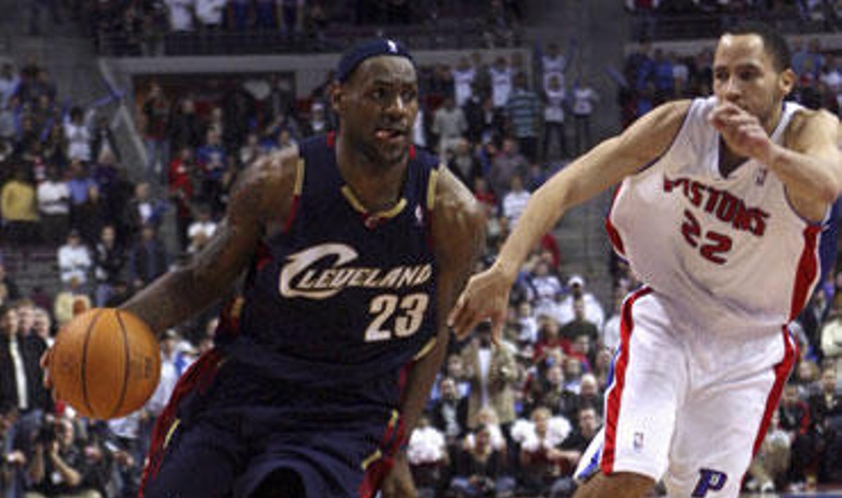 LeBronas Jamesas ("Cavaliers") veržiasi pro Tayshauną Prince'ą ("Pistons")