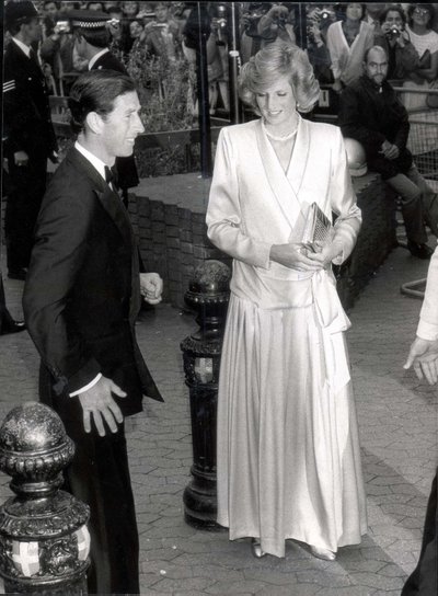 1984 metų birželį, likus trims mėnesiams iki princo Harry gimimo, per filmo „Indiana Jones and the Temple of Doom“ („Indiana Džonsas ir Lemties šventykla“) premjerą princesė Diana buvo apsivilkusi melsvą „Catherine Walker“ suknią.