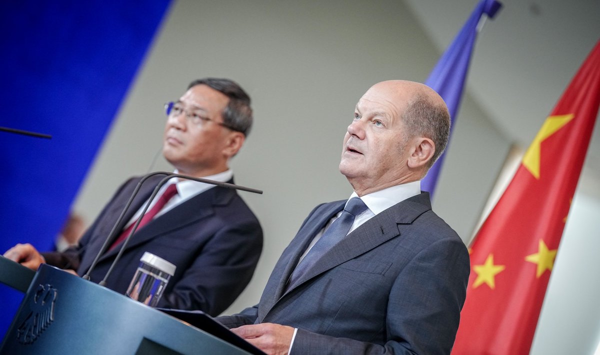 Kinijos premjeras Li Qiangas (kairėje) ir Vokietijos kancleris Olafas Scholzas