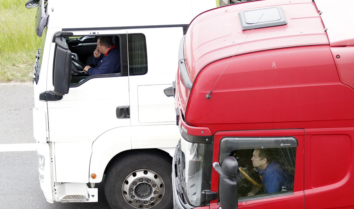 Kaune trijų sunkvežimių avarija paralyžiavo eismą: vairuotojai įkalinti ilgam