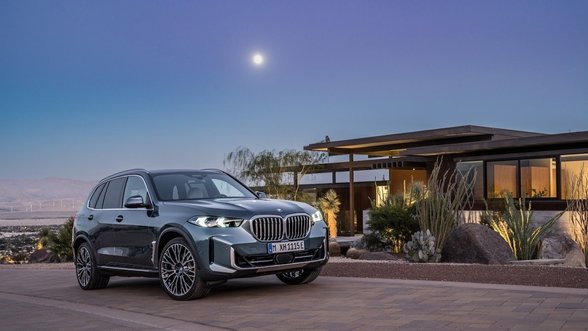 BMW atnaujino prabangiuosius X5 ir X6: visi modeliai turės dalinę hibridinę technologiją