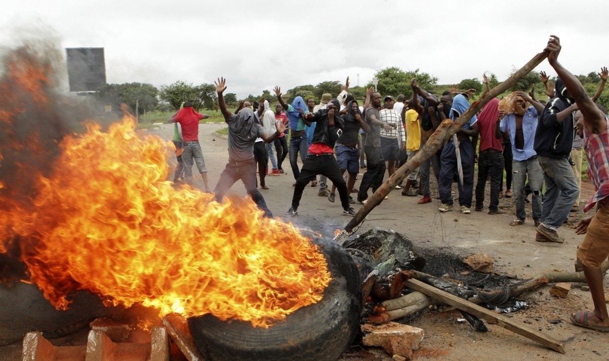 Protestai Zimbabvėje dėl degalų kainų