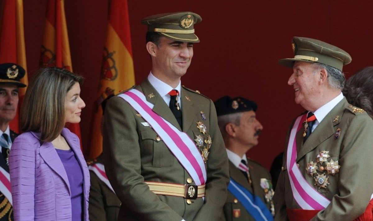 Ispanijos karalius Juanas Carlosas (iš dešinės), sosto įpėdinis princas Felipe ir jo žmona princesė Letizia