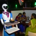 Indijos restorane klientus aptarnauja robotai