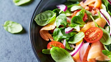 Sveika ir skanu: 3 vasariškų salotų receptai per 15 minučių