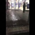 Protestuojantis vyras po parduotuvę Velse vaikštinėjo beveik nuogas