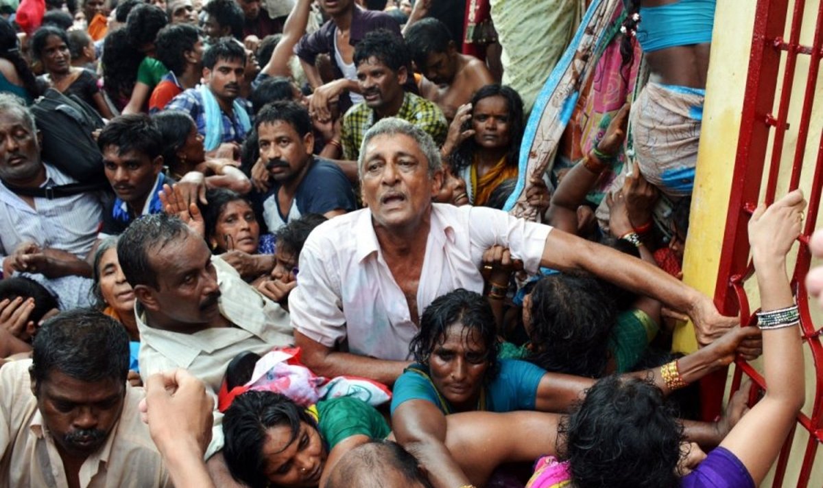 Pietų Indijoje kilusi spūstis minioje nusinešė per 20 žmonių gyvybių